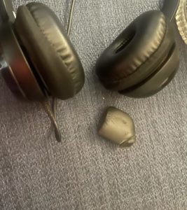Headphone with rubber piece that Annie uses to plug the sound in one ear during Audio Prompting